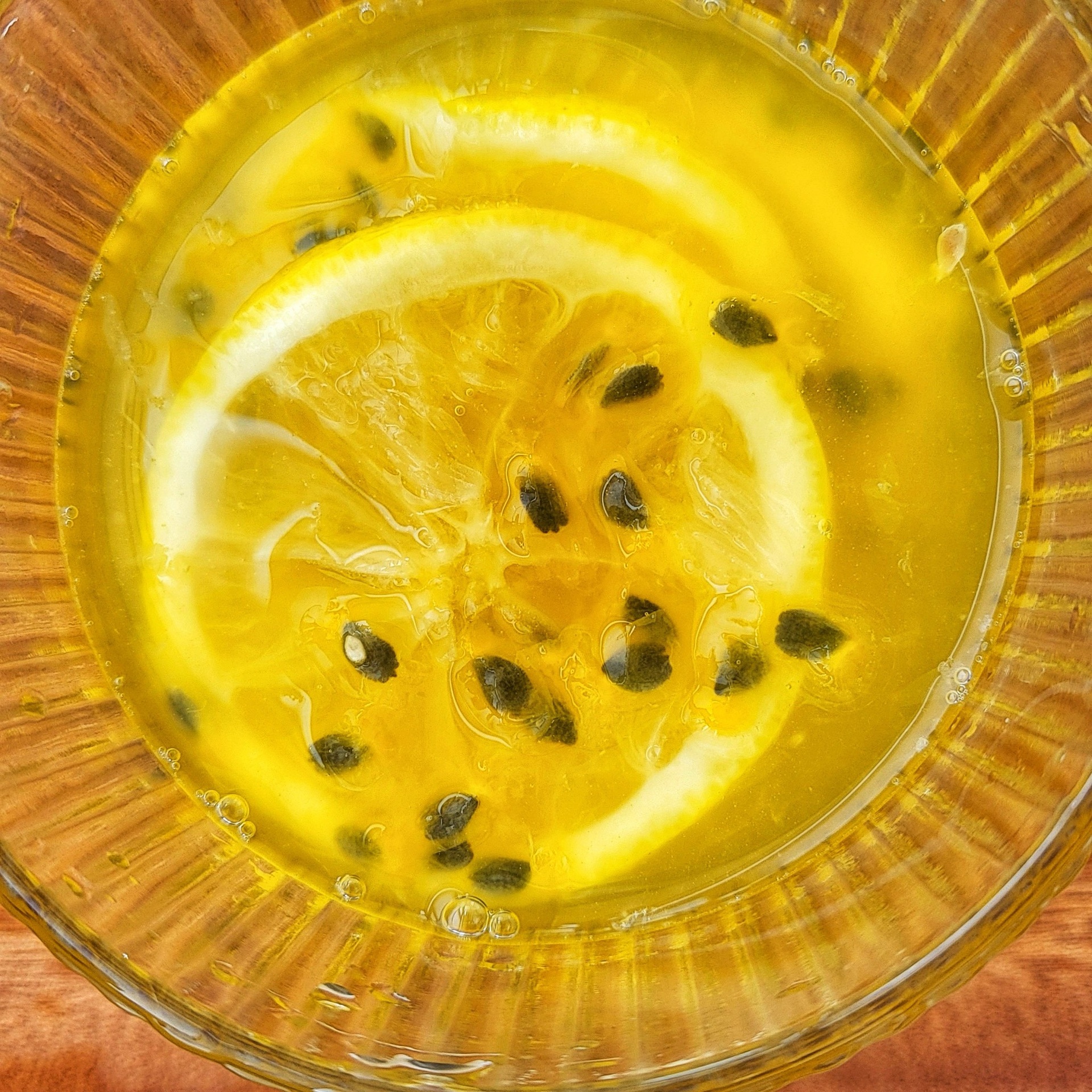 百香果与柠檬并列摆放