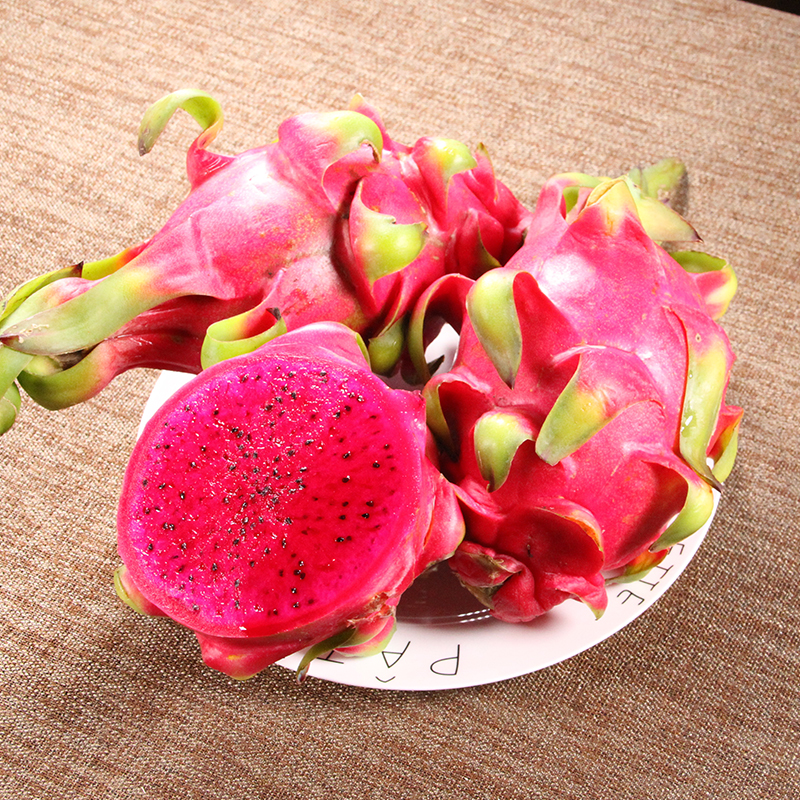 切开的红心火龙果特写