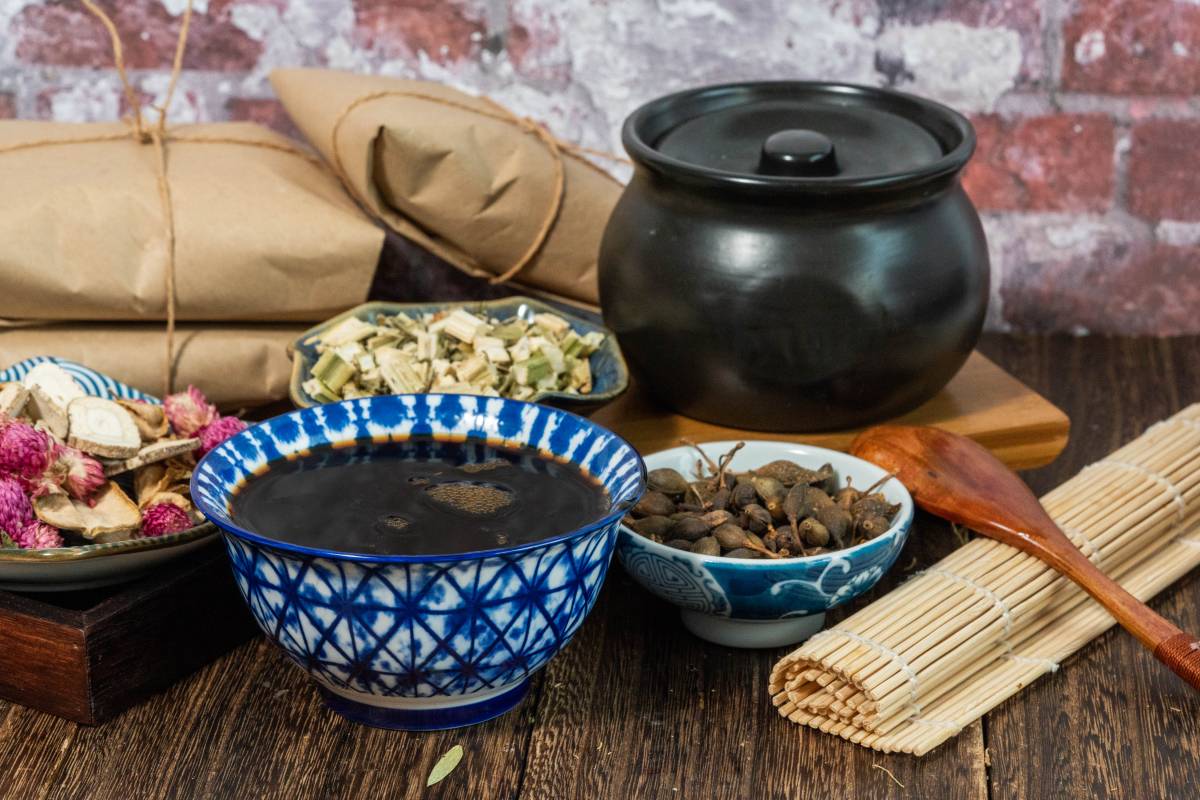 北柴胡药膳图,展示北柴胡与其他药材搭配制作的养生汤品 北柴胡药膳图