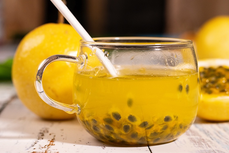 百香果与益力多混合饮品