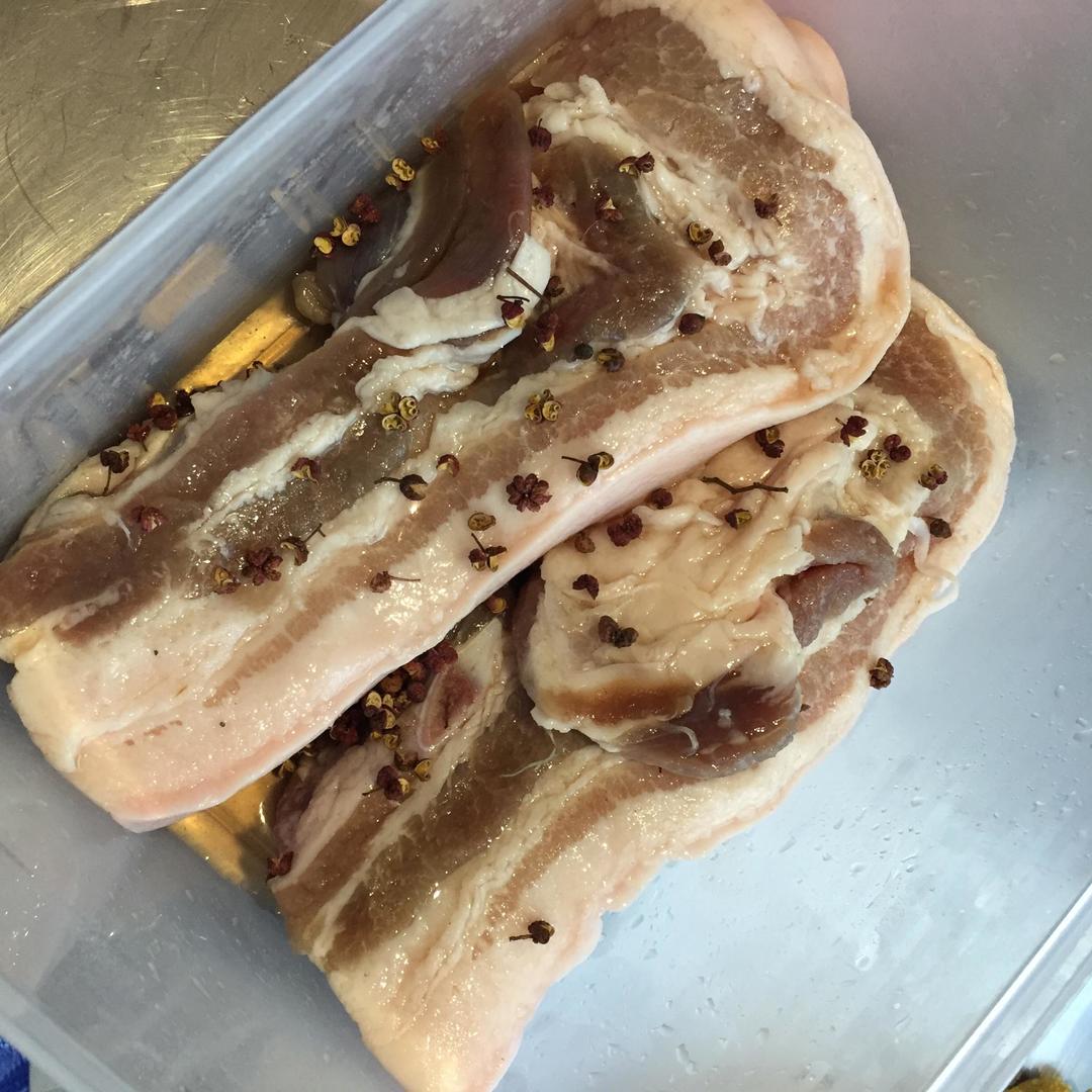 五花肉与白不老豆角食材摆放图