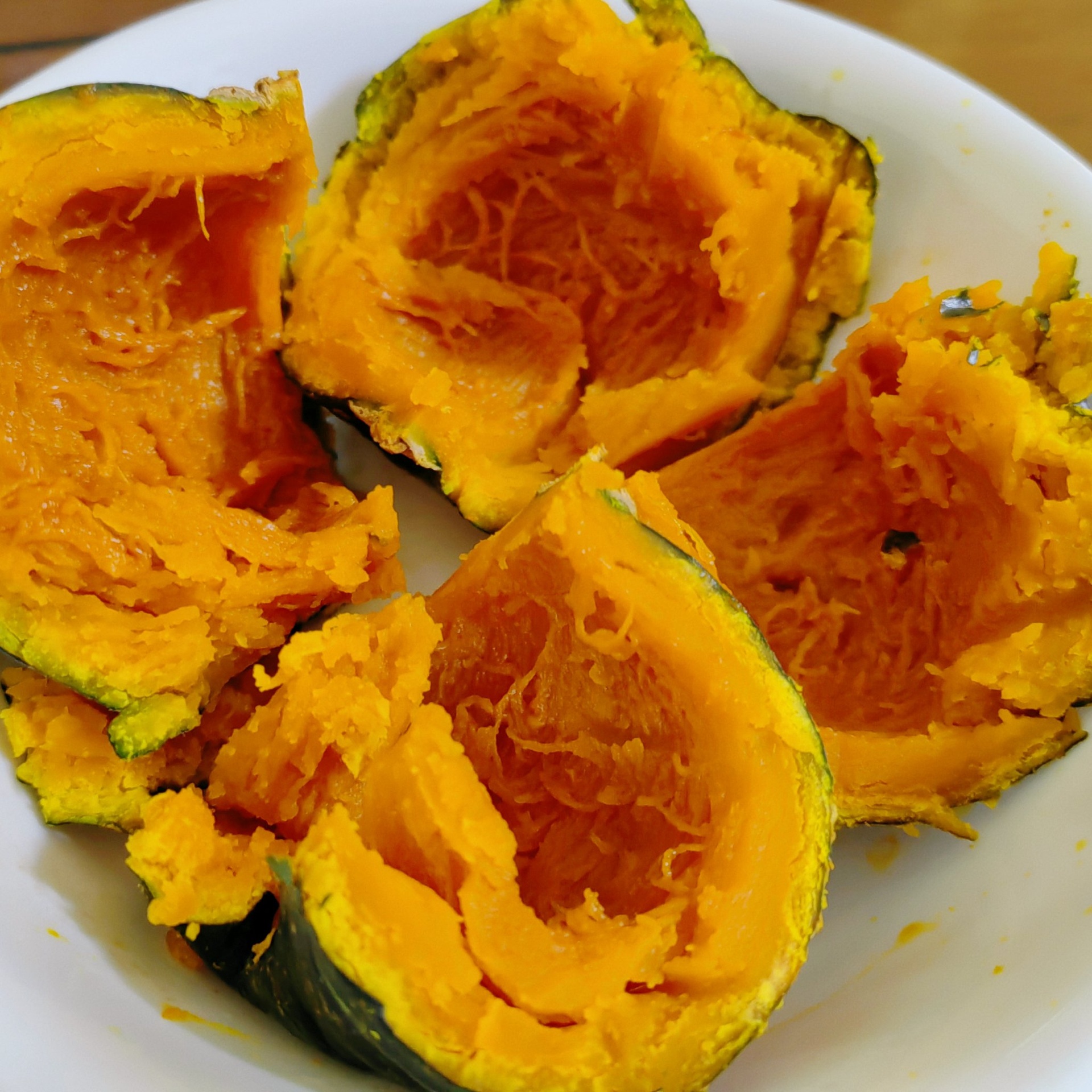 蒸熟后的香芋南瓜与勺子挖取状态