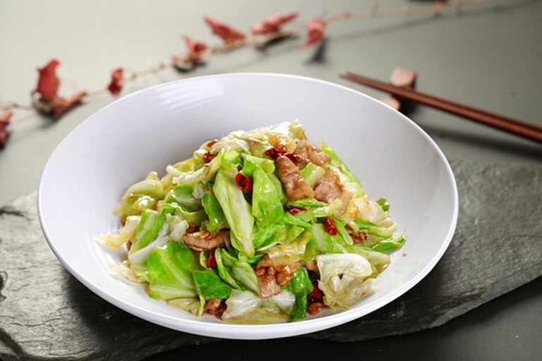 炝炒包菜出锅特写
