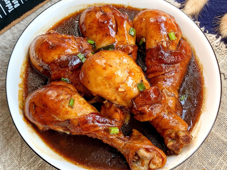 清蒸腊鸡腿成品图,色泽红亮,香气扑鼻 清蒸腊鸡腿成品图