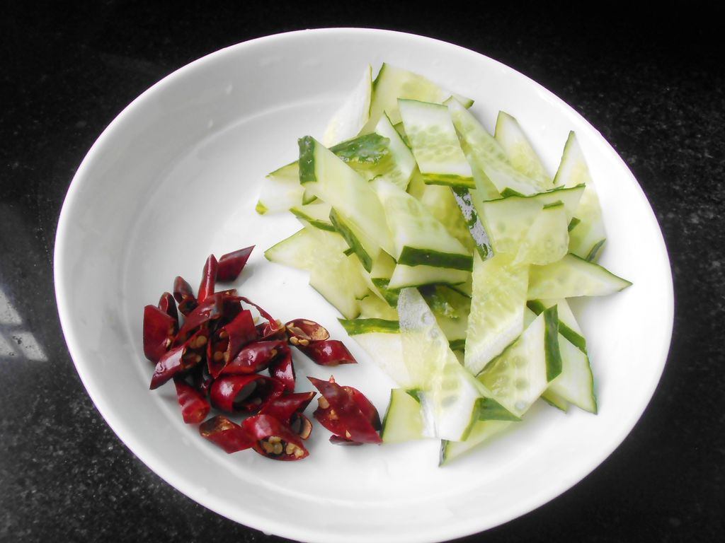 小黄瓜拍打切段、红椒切条、蒜姜切末等食材处理过程 食材处理过程图