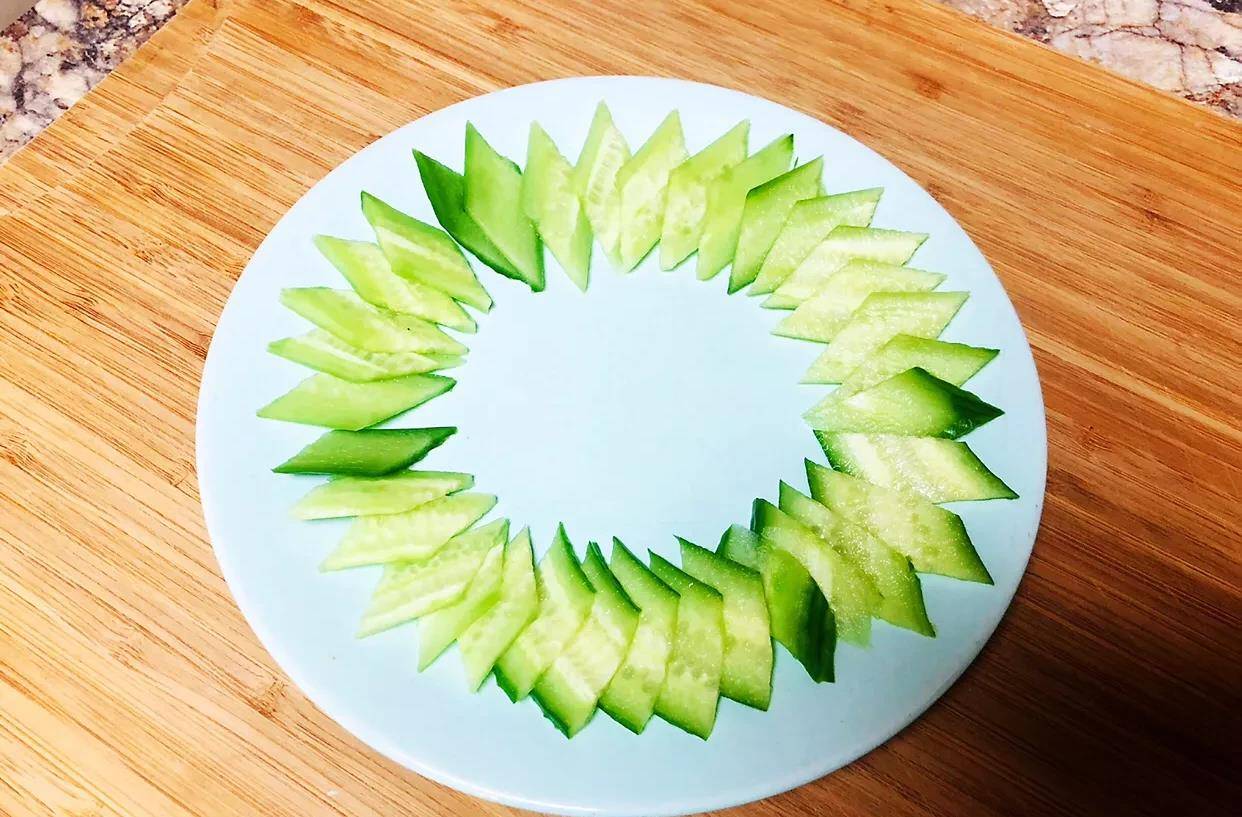 秘制小黄瓜装盘图,展示成品的摆盘方式与搭配细节 秘制小黄瓜装盘图