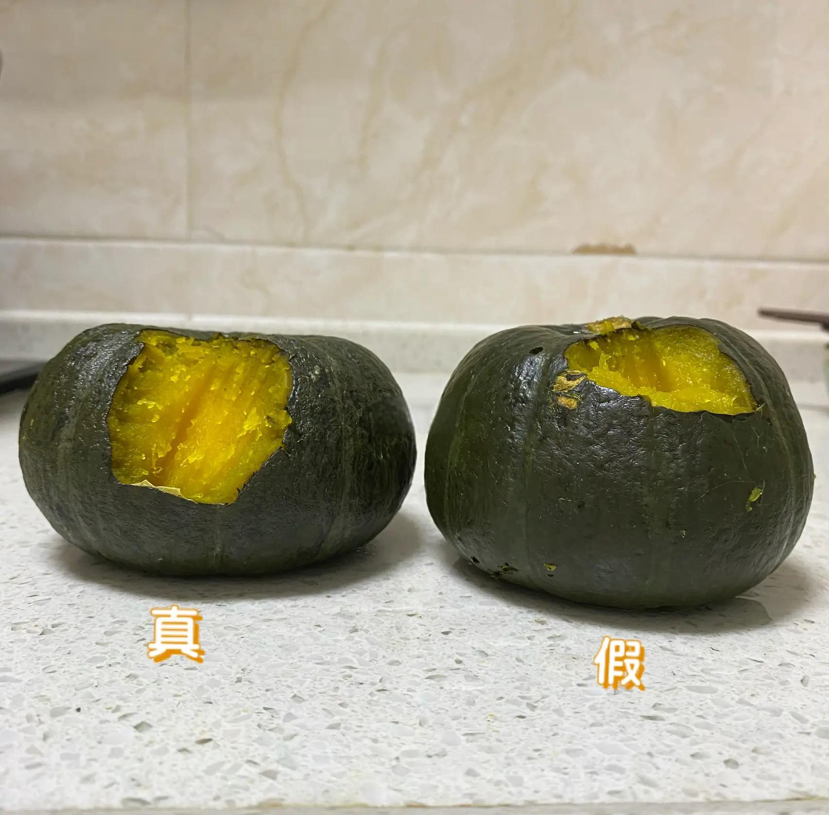 两张并列摆放的南瓜照片,左侧为真正的贝贝南瓜,深绿色、扁圆、表皮光滑;右侧为普通小型南瓜,颜色较浅、表面有明显棱角和粗糙纹理;两者下方标注‘左:真贝贝南瓜|右:仿冒品’,背景为白色布景 贝贝南瓜与普通南瓜对比图