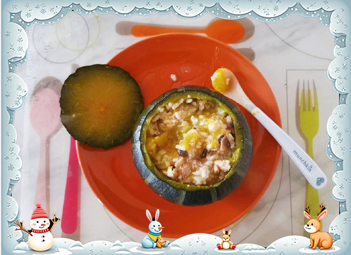 白色瓷盘中盛放着金黄色的蒸南瓜块和一碗褐色杂粮饭,旁边点缀几片新鲜香菜,背景为木质餐桌,光线柔和,突出家庭健康饮食场景 蒸南瓜配杂粮饭