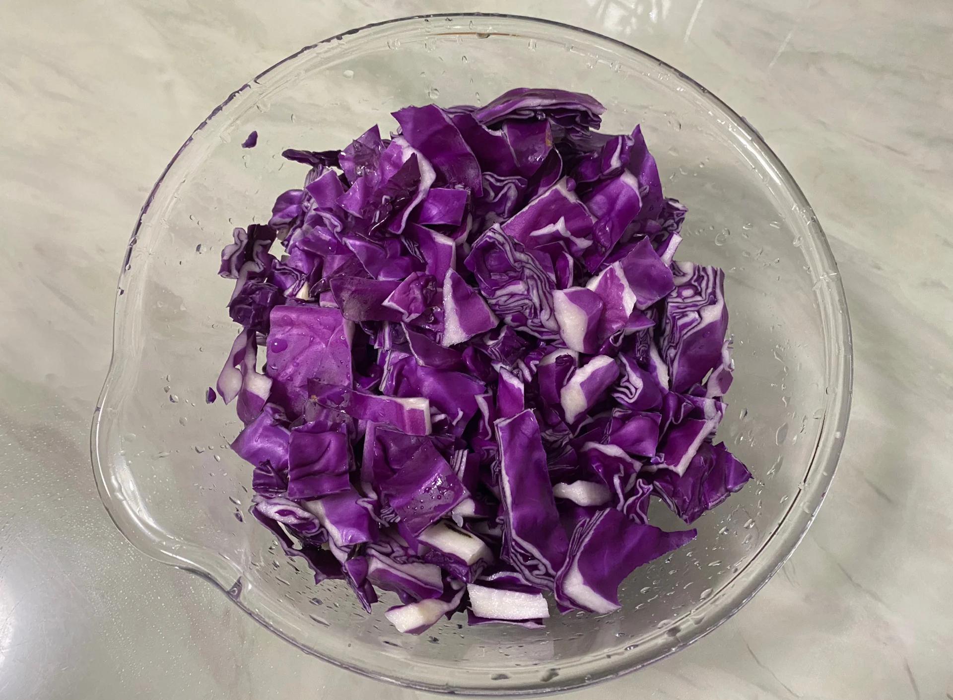 厨房中羽衣甘蓝与紫甘蓝的料理应用场景图