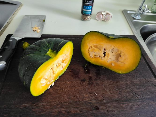 一位厨师正在厨房中将长南瓜切成薄片，准备蒸制