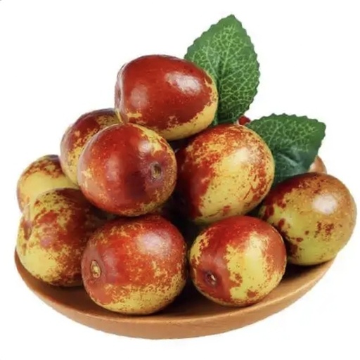 一家人围坐在餐桌旁,桌上摆放着洗净的青枣、果盘和水杯,孩子正在开心地吃青枣,营造出健康饮食的家庭氛围 家庭食用场景