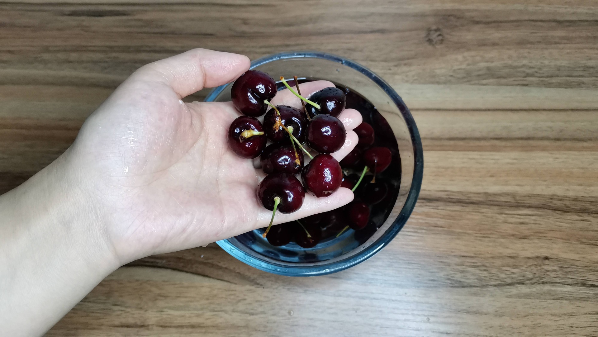 车厘子在果篮中自然放置的场景