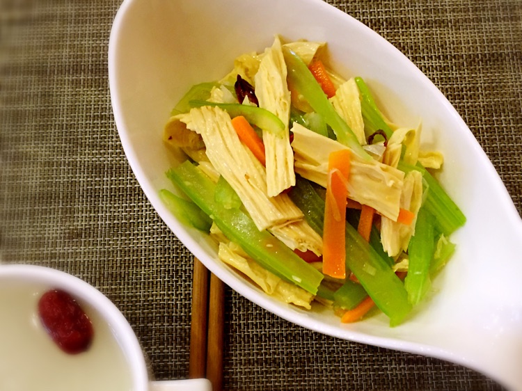 山竹与山芹搭配的健康餐