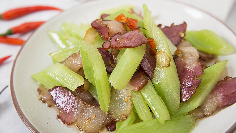 农家厨房中山芹菜烹饪场景