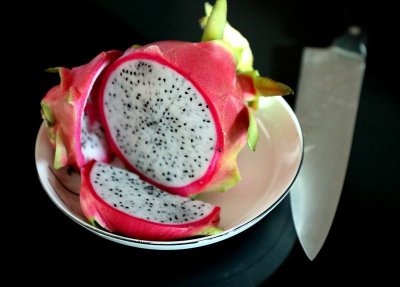 黄皮火龙果切开图示