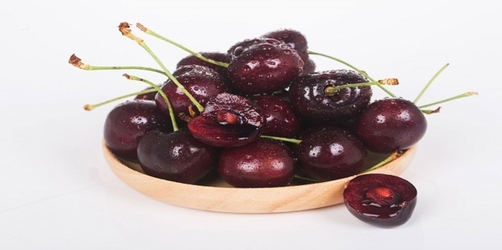 左侧为新鲜饱满的车厘子,颜色深红有光泽;右侧为放置多日的皱皮车厘子,果皮明显干缩起皱,部分果实已轻微变形 车厘子对比图