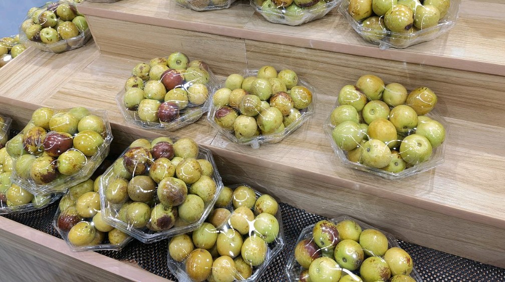 超市货架上的大青枣包装展示