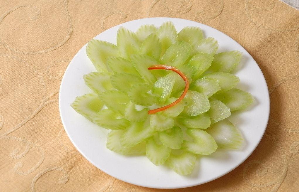 芹菜加大枣餐桌摆盘图,展示成品与餐具搭配的温馨画面 芹菜加大枣餐桌摆盘图