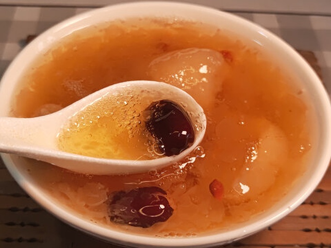 龙眼干与红枣、枸杞炖制的养生汤品,香气扑鼻,营养丰富 龙眼养生炖品