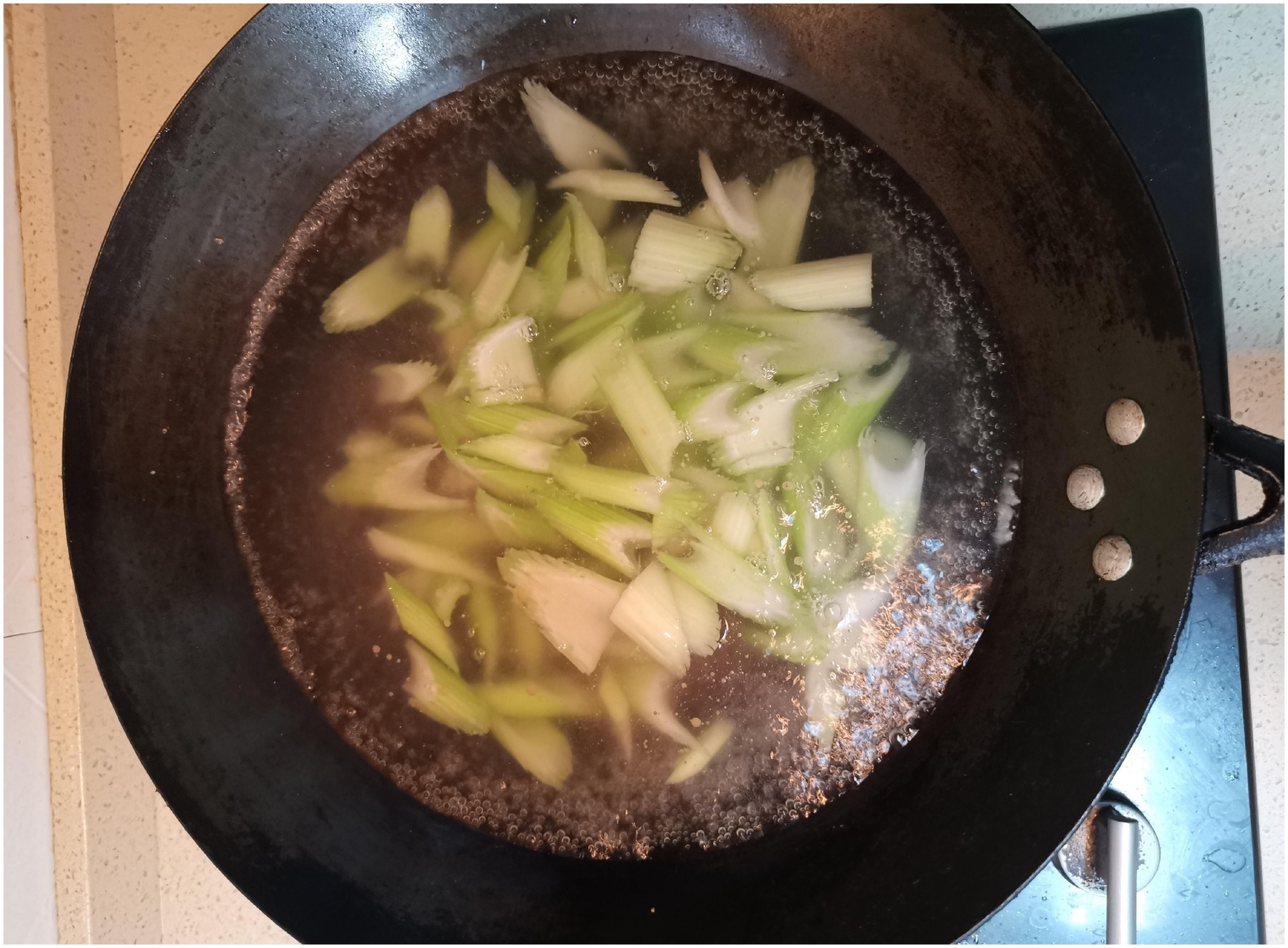 家庭厨房中使用冷冻山芹菜做菜的场景