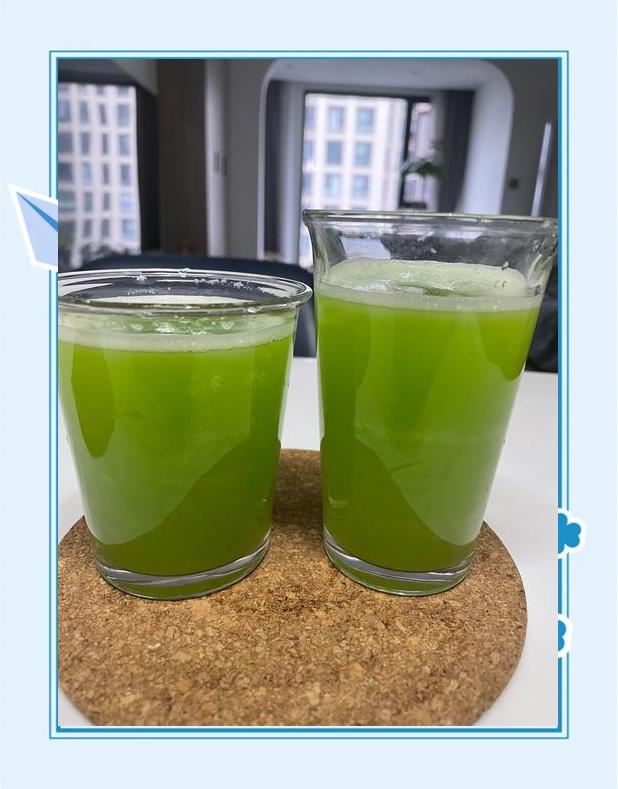 展示一杯芒果香蕉汁,杯子放在木质桌面上,背景为阳光下的厨房环境 芒果香蕉果汁成品图