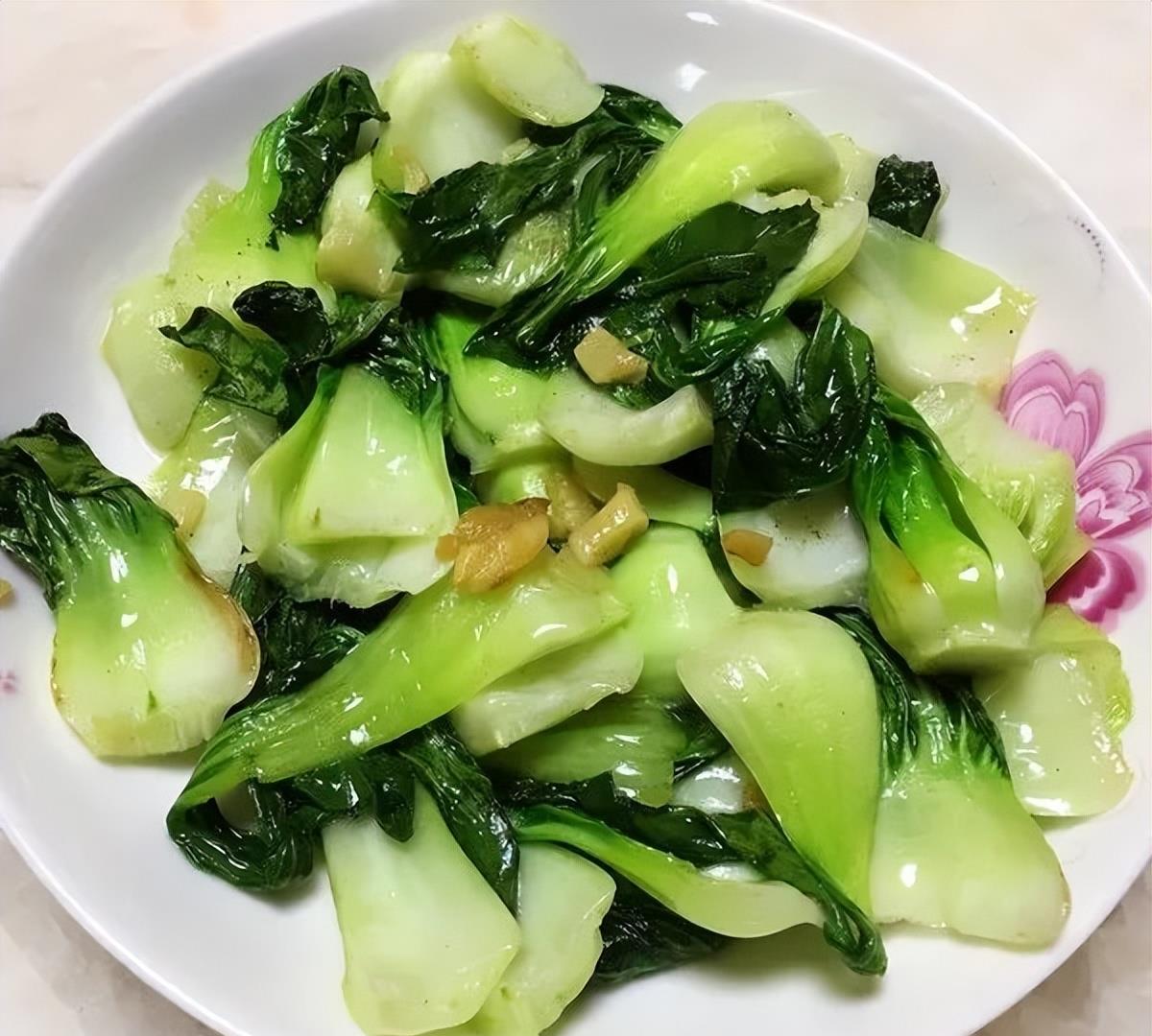 苏州青清炒成品图:体现‘脆嫩多汁’核心口感,使用铁锅明火快炒,呈现江南家常烹饪真实效果,无摆盘装饰干扰 苏州青清炒特写:锅气十足,叶片边缘微卷呈翡翠色,叶柄半透明,油光均匀,无焦糊斑点,盘底有少量清亮汤汁