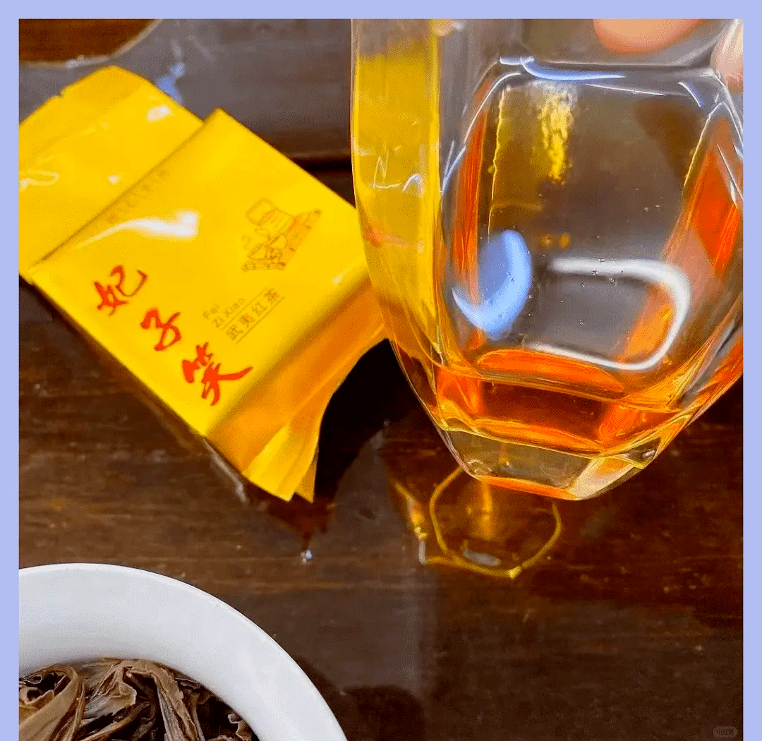 展示泡制红茶的过程,茶包在热水中浸泡,旁边摆放草莓与奶油 德国奶油草莓茶制作步骤