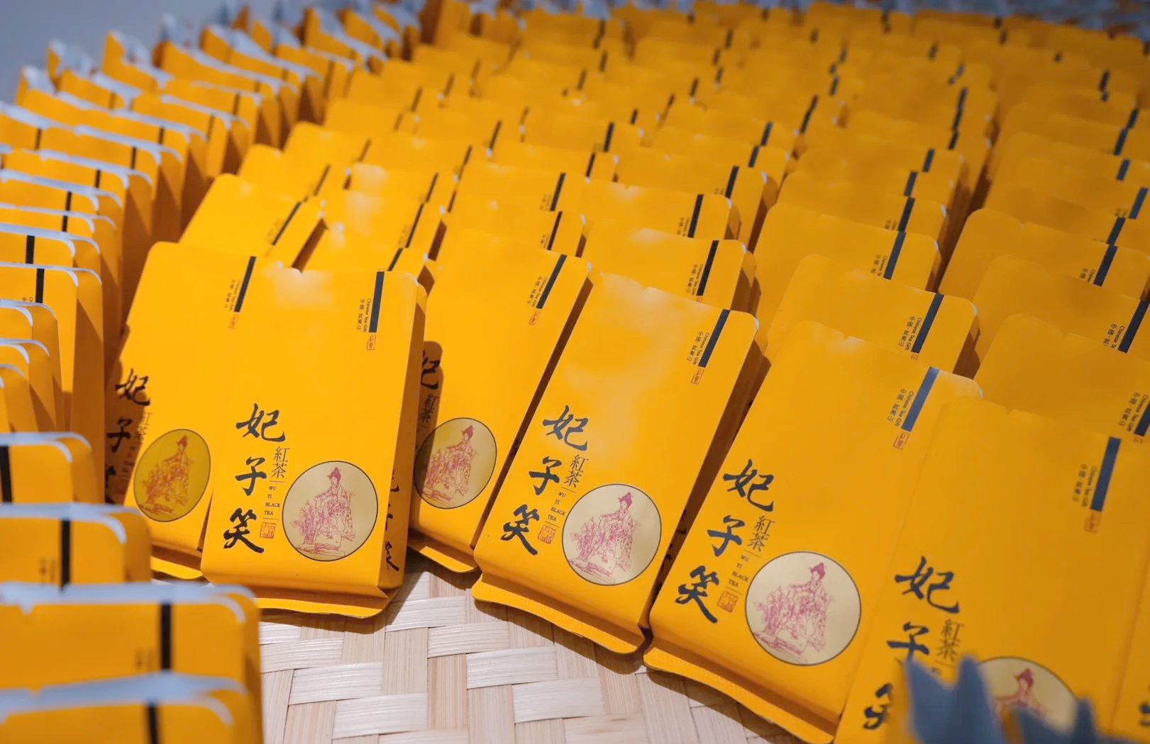 妃子笑高端消费场景可视化:开箱即见价值感,礼盒设计强调‘可验证高端’——实物茶饼+物理溯源卡+生物特征(采摘者指纹备案)三位一体,消除消费者对‘高档’的信任疑虑 妃子笑高端茶礼盒开箱场景,木质礼盒内嵌磁吸式分装仓,左侧为200g银毫密布的生茶饼(标注‘布朗山·妃子笑·头采’),右侧为NFC溯源卡及手写编号证书,背景虚化呈现采茶姑娘指尖捏取嫩芽的特写