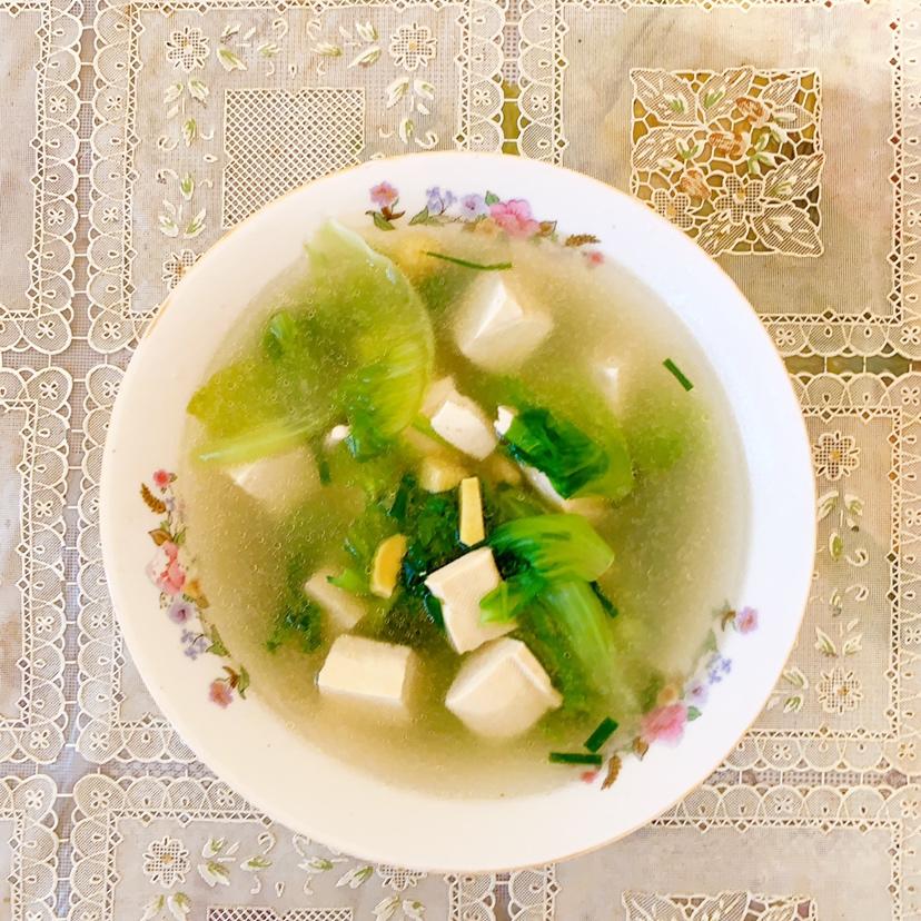 一锅热气腾腾的清炖白菜汤，汤色清澈，白菜软而不烂，点缀少量葱花