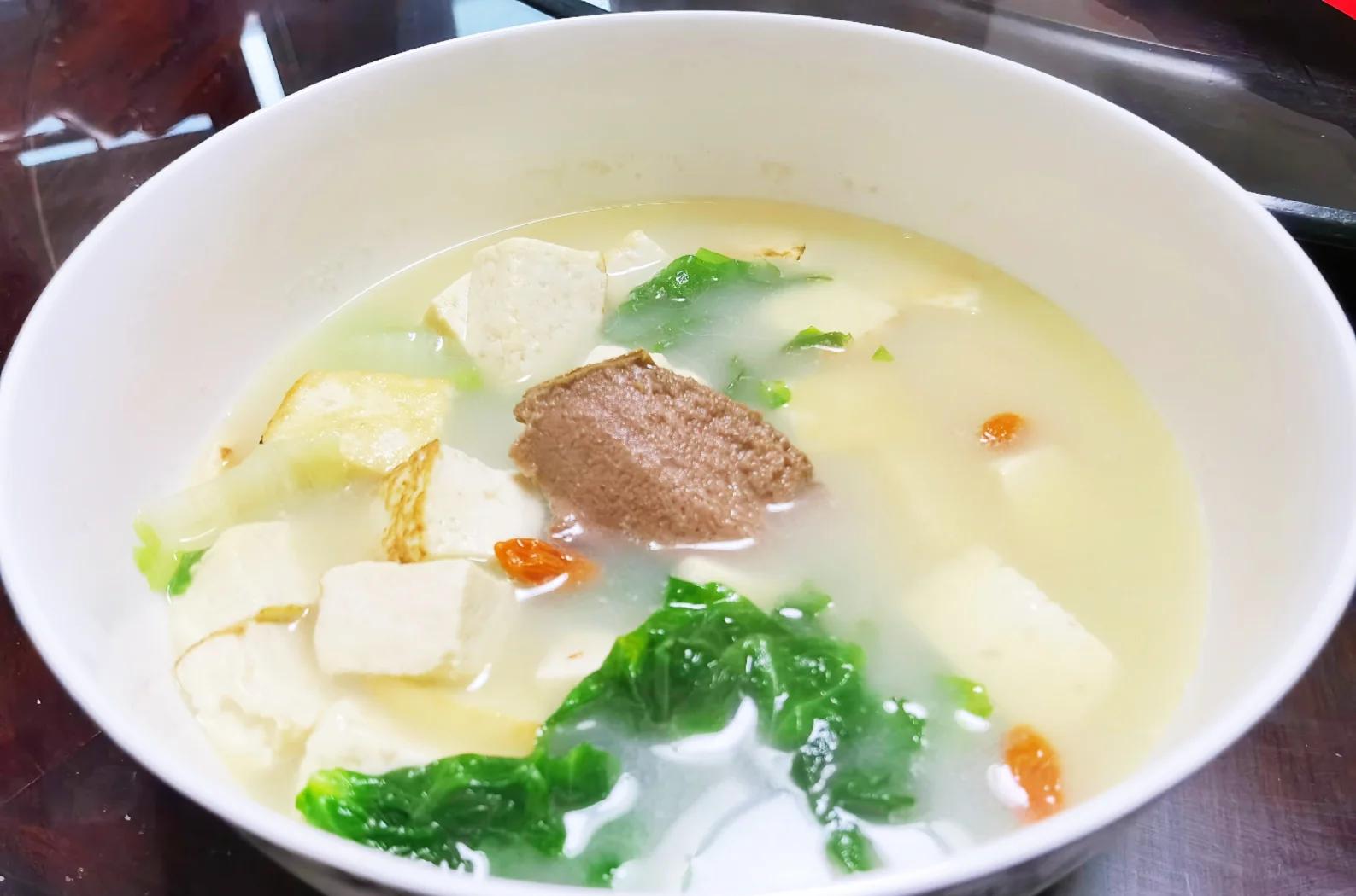 山芹菜叶豆腐汤盛入瓷碗