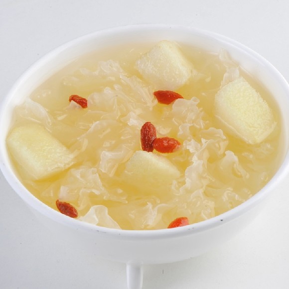 香梨与银耳准备炖煮图