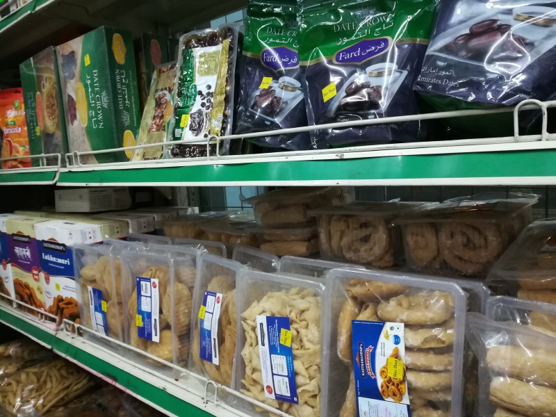 超市货架上的各类包装红枣产品对比展示