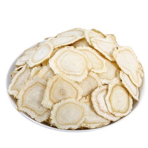 一根完整的保鲜西洋参,表面呈淡黄褐色,带有自然纹理和细小须根,参体饱满有弹性,背景为木质砧板,旁边放置一把不锈钢小刀,展示食材的新鲜状态 新鲜西洋参特写