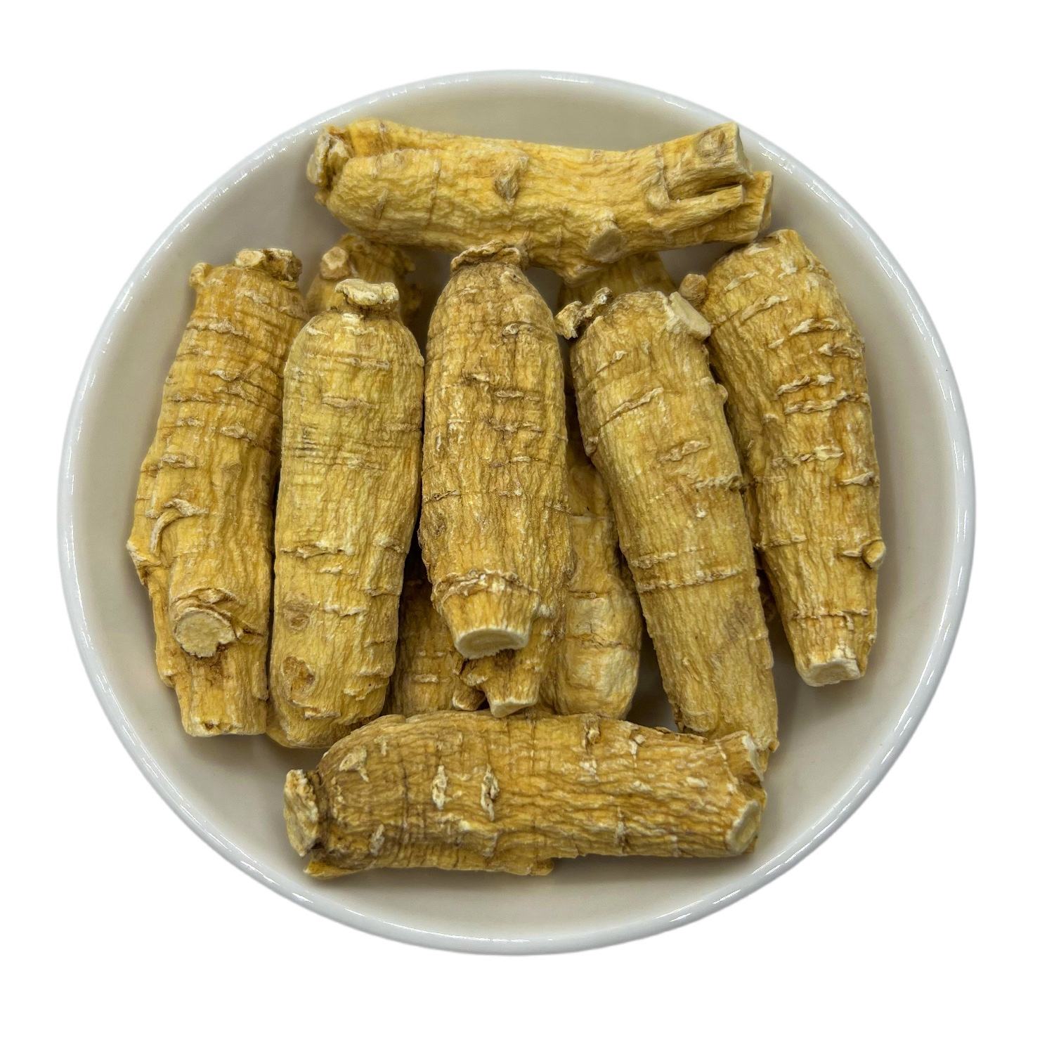 保温杯中正在冲泡鲜人参片,热水注入后人参片逐渐舒展,水面泛起淡淡金色 鲜人参泡水的冲泡过程