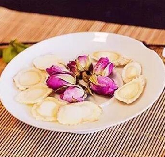 厨房操作台上展示多种由欧洲月季花瓣制作的食品:玫瑰酱、玫瑰花茶、玫瑰糕点、玫瑰蜂蜜,旁边配有放大镜聚焦在花瓣细胞结构示意图,体现科学性与生活化的结合 欧洲月季花瓣食品应用场景