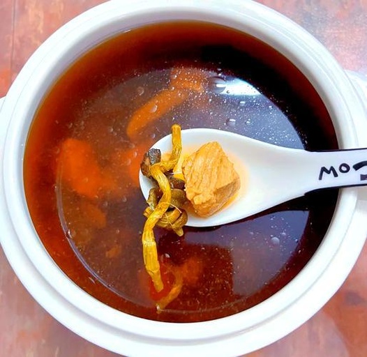 冬日餐桌特写：青白相间的油菜羊肉羹盛于青瓷碗中，汤色清亮微泛琥珀光，可见细嫩羊肉絮与油菜叶脉纹理，旁配一小碟蒜蓉辣酱与全麦馒头切片，整体呈现温暖、洁净、高营养密度的膳食场景