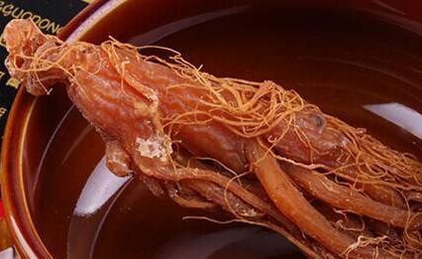 场景摄影:社区慢病管理现场,药师指导高血压患者使用标准化西洋参农产品,突出产品标签与电子健康档案数据界面,体现专业性与可及性 中老年高血压患者在社区卫生服务中心药师指导下,手持西洋参粉小袋与血压计,背景为规范化的“药食同源农产品健康档案”电子屏,屏幕显示“西洋参Rb1含量:3.92mg/g”