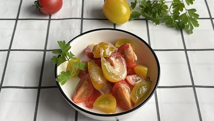 家庭厨房中的西红柿料理