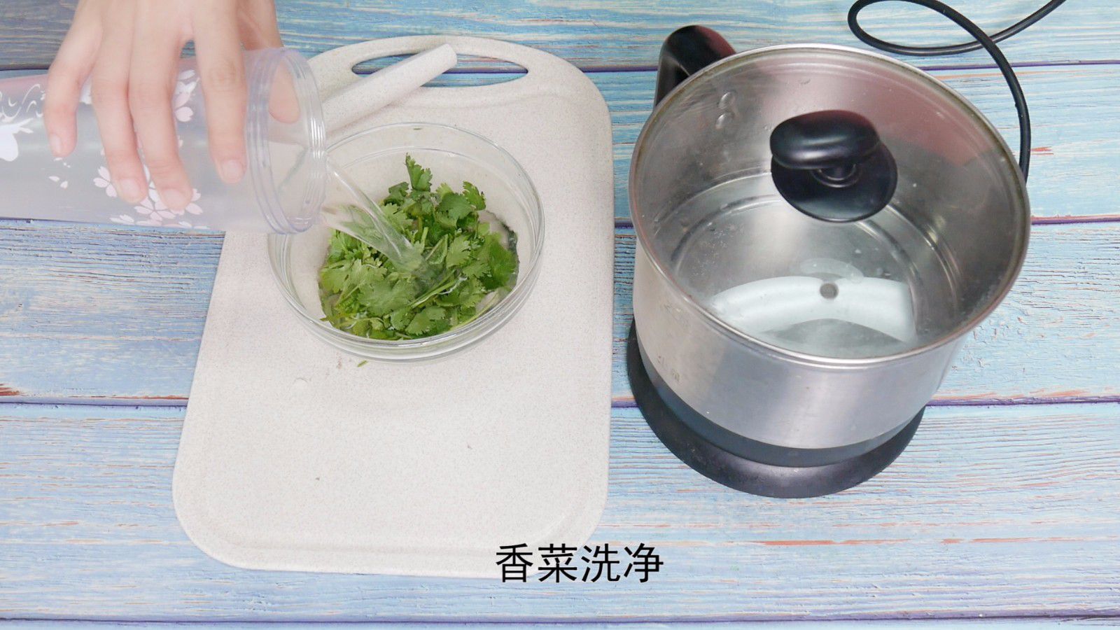 步骤实拍:展示香菜根煮水标准化操作——清洗、入锅、煎煮、滤汁全过程,突出汤液色泽与质地,体现家庭可操作性 香菜根煮水制作过程图:不锈钢锅中清水沸腾,投入洗净的香菜根,蒸汽升腾,旁边摆放玻璃量杯盛装过滤后的淡黄色澄澈汤液,杯壁有细微油珠浮起