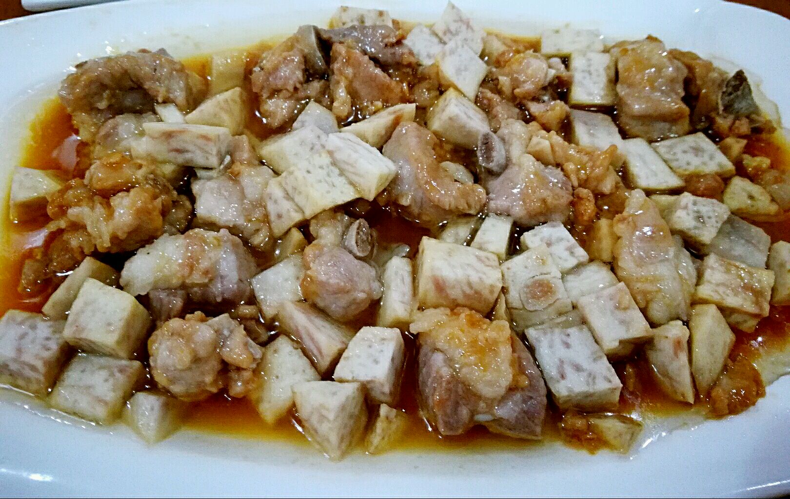 红烧肉与小芋头一同炖煮,芋头吸饱酱汁,色泽浓郁,香气扑鼻 红烧肉与小芋头搭配图