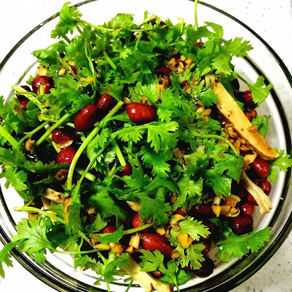 香菜营养搭配示意图：白瓷碗中盛放凉拌香菜豆腐丝（香菜碎+嫩豆腐丝+少许芝麻油），旁置鲜红彩椒条与樱桃番茄，背景为玻璃研钵与初榨橄榄油瓶