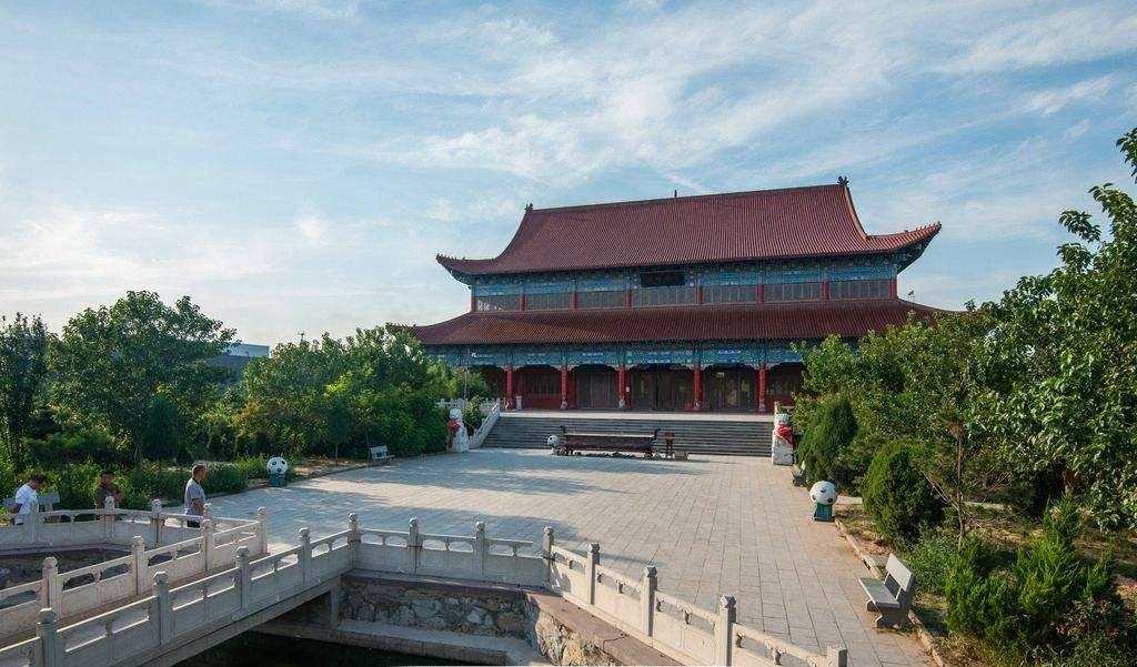 德国鸢尾与红枫搭配的景观效果图