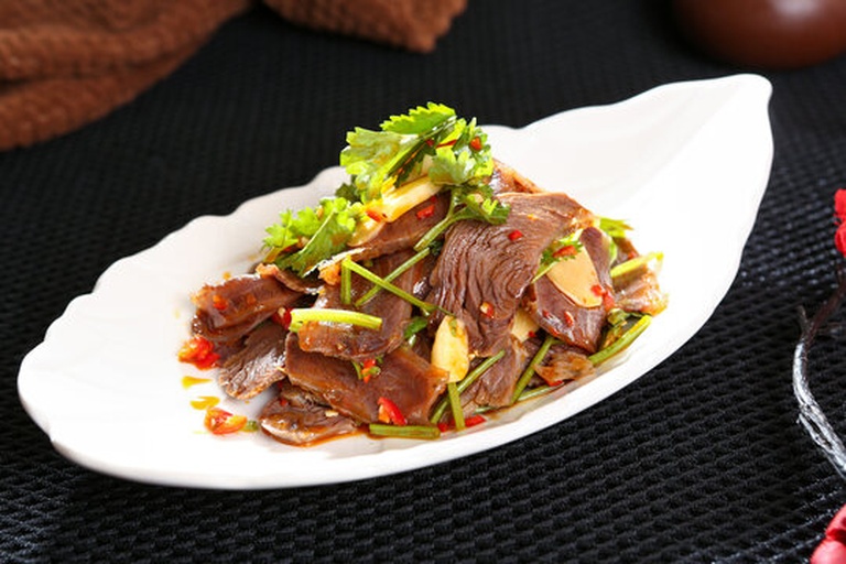 香菜拌牛肉丝成品图,色泽鲜亮,香气扑鼻 香菜拌牛肉丝成品图