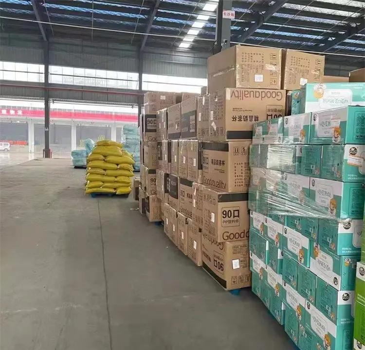 打包好的超甜懒汉王西瓜装箱待运，纸箱印有品牌标识，工人正在搬运上车，准备发往城市市场