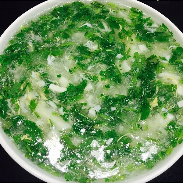 一碗热腾腾的荷兰豆蛋花汤,汤色清澈,蛋花如云,荷兰豆翠绿,盛在白色瓷碗中,背景为厨房环境 蛋花汤成品图