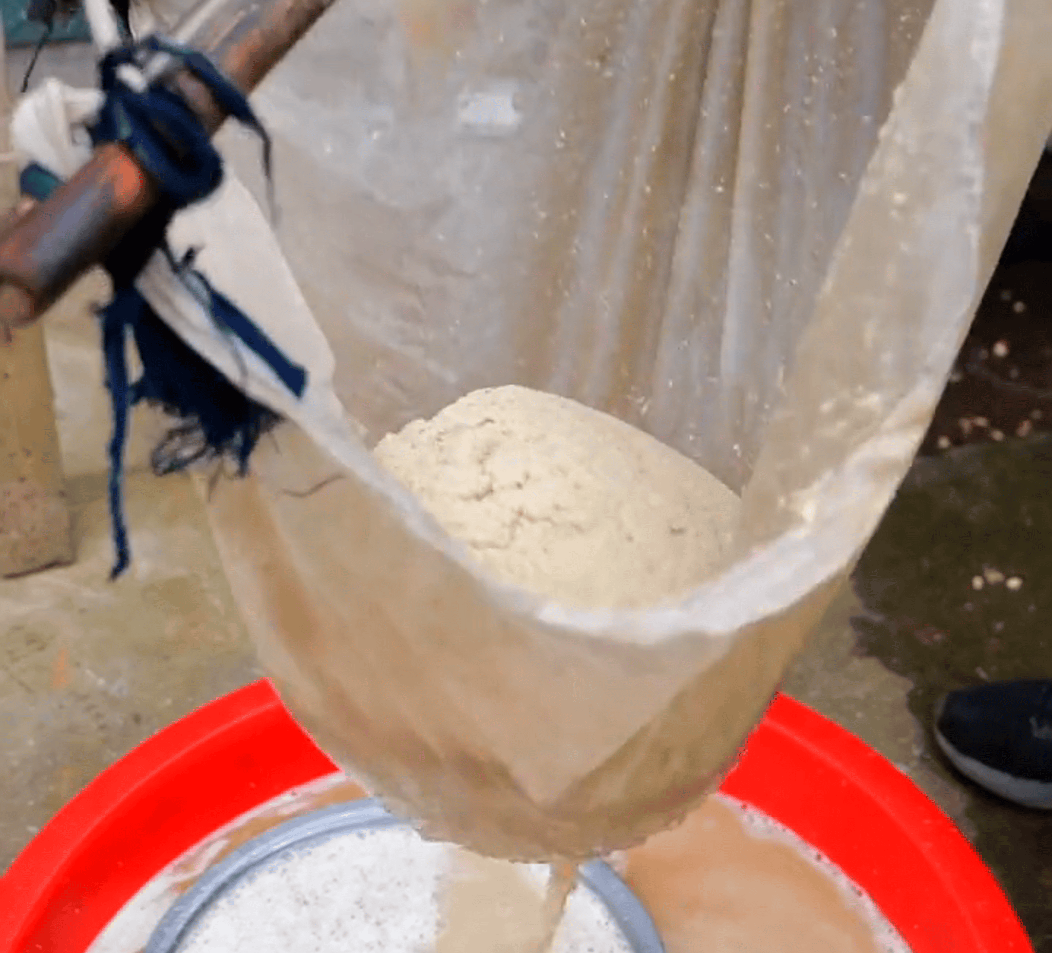 展示豆浆制作过程,包括浸泡、磨浆、过滤、煮沸等步骤 豆浆制作过程图