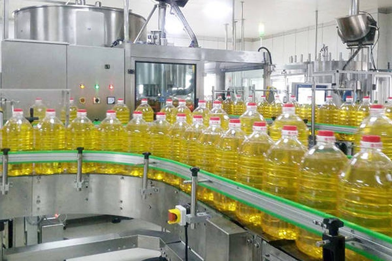现代化油菜籽加工厂内部场景