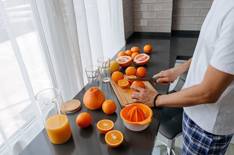 家庭厨房中制作橙子料理的场景
