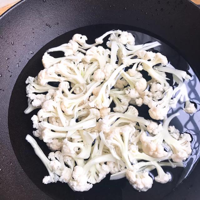 展示菜花焯水前的清洗与切分过程 焯水菜花的准备过程