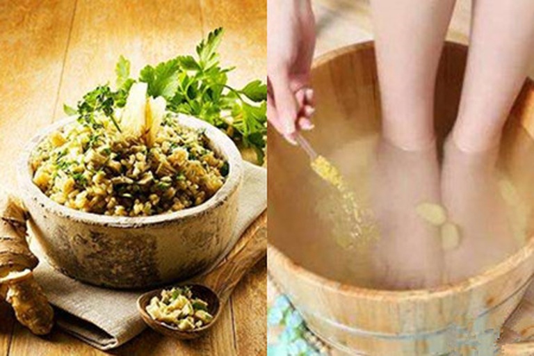 一个木质托盘上放置着盛有棕褐色药汤的搪瓷盆,水中漂浮着数片金黄色的小黄姜切片,旁边摆放一双棉袜和一小碟生姜粉末,背景为居家浴室环境,营造温暖舒适的养生氛围 小黄姜泡脚使用场景